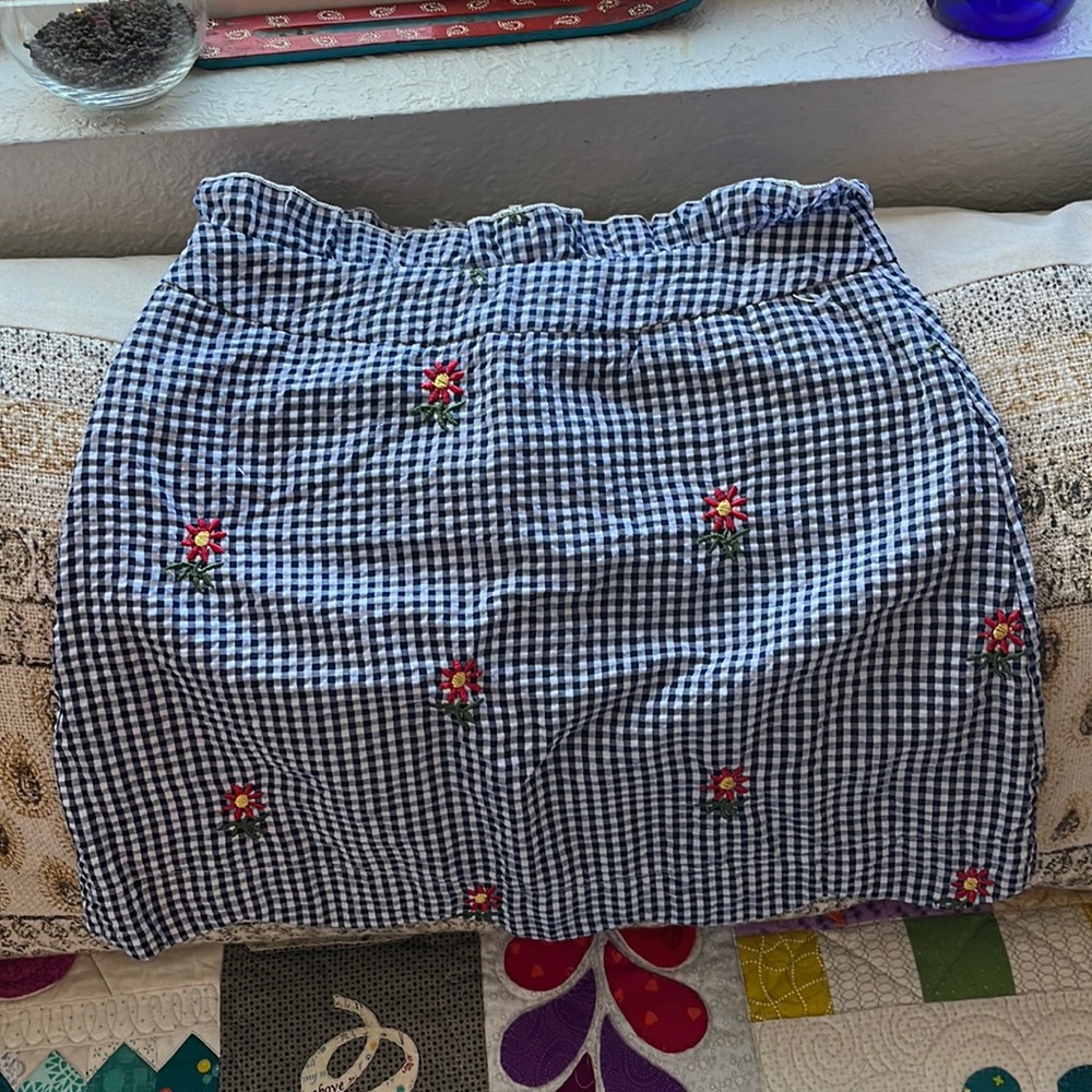 Plaid zip up skirt with flowers